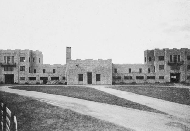 Front of the clubhouse in 1935. Keene's castle-like limestone barn, subsequently transformed into Keeneland's clubhouse. Photo: Keeneland Library.