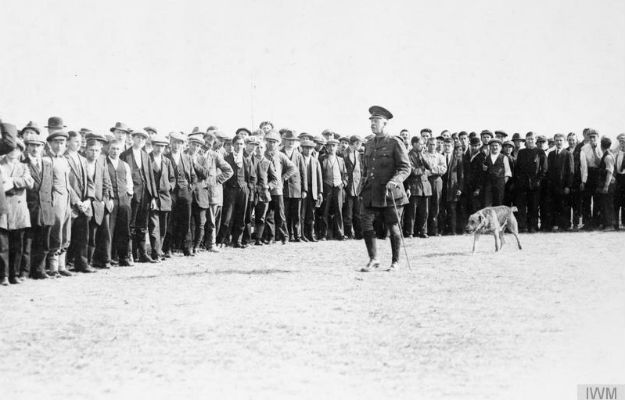 Lt Col Haines, commandant of the camp at Newbury Racecourse, inspects German internees, Oct 1914. Photo courtesy Imperial War Museum