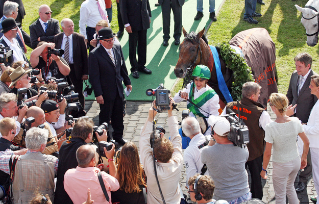 Sea The Moon and connections celebrate the Deutsches Derby win. Photo: RacingFotos.com