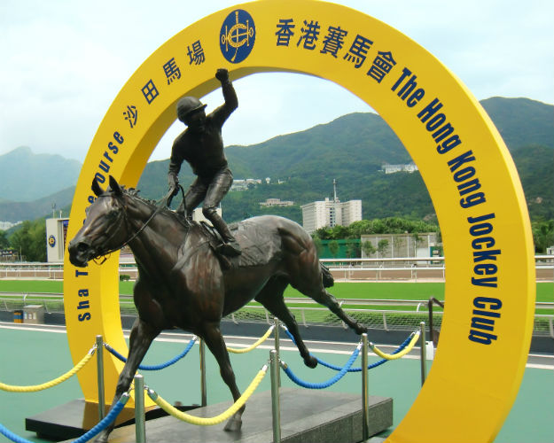 Silent Witness, cast in bronze at Sha Tin, celebrating his legendary seventeenth consecutive victory.  Photo courtesy Flamelai