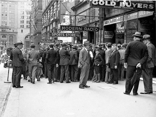 Crowds gather outside a radio shop in Sydney's Martin Place to listen to the running of the 1934 Melbourne Cup, won by Peter Pan. Photo provided by State Library of New South Wales.