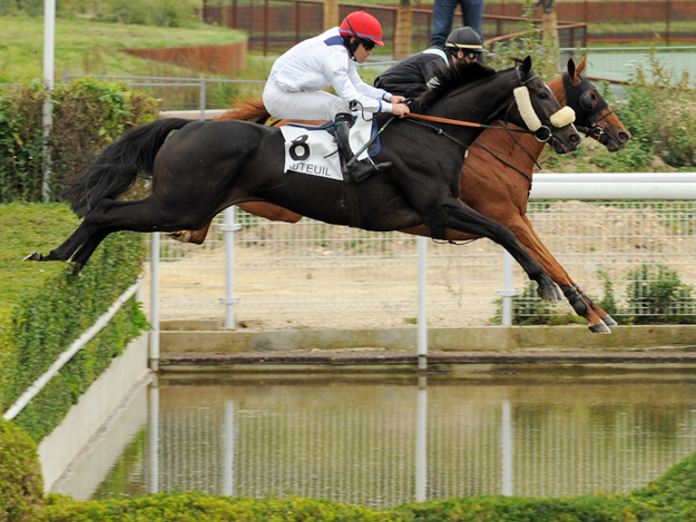 Jump race at Auteuil Racecourse in Paris. RacingFotos.com