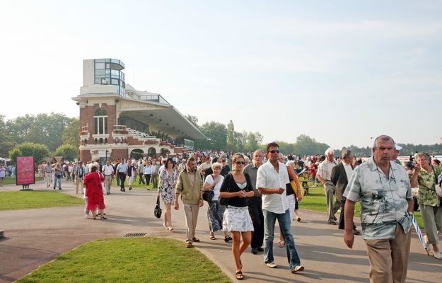 Racegoers at Deauville-La Touques Racecourse. RacingFotos.com