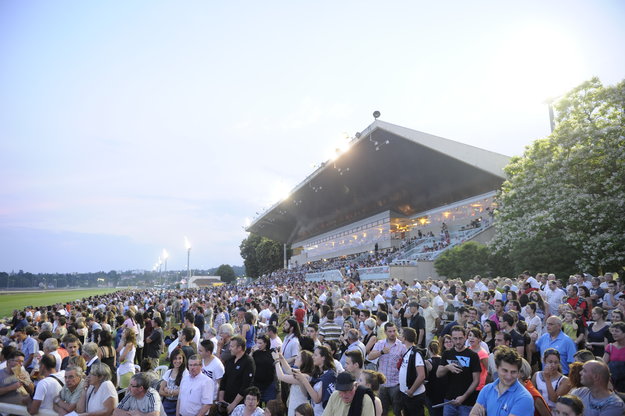 Racegoers at Vichy. Photo via Morlat Christophe.