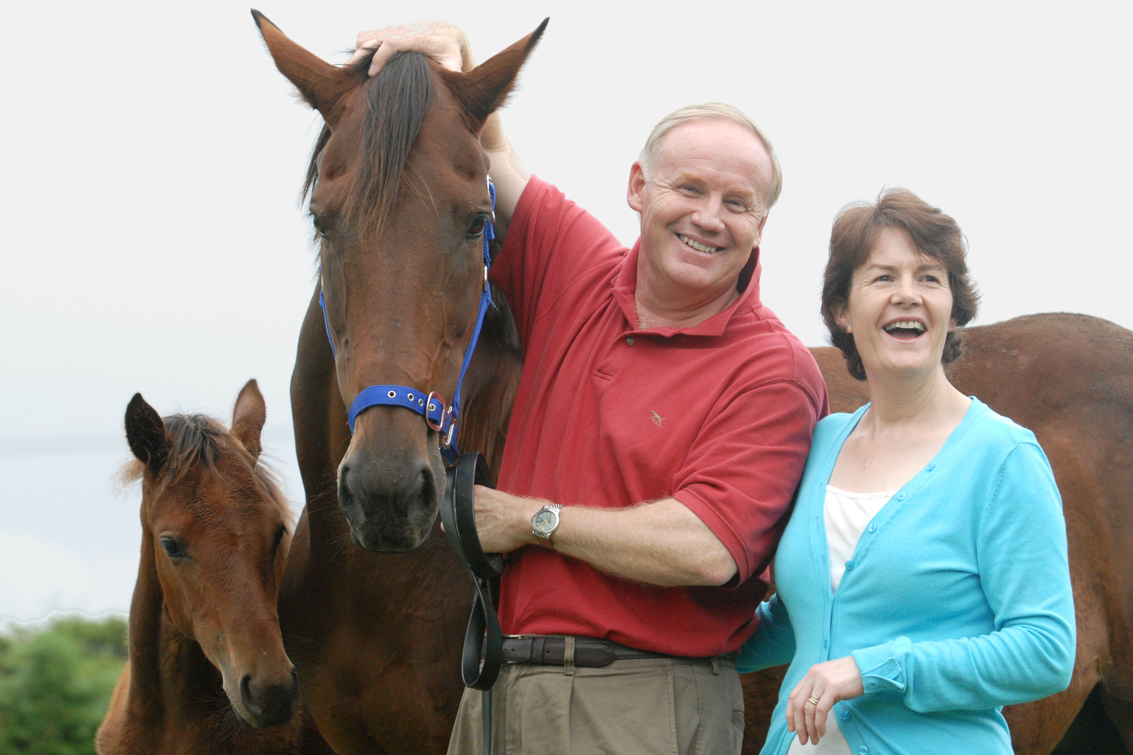 Breeders Susan Archer and husband Michael Martin visiting Sunline and her last foal, a filly by Hussonet, at stud in New Zealand. Sunline died in 2009 after suffering from laminitis. Photo: Bronwen Healy