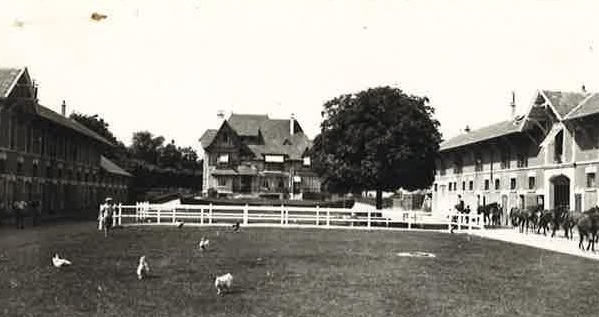 A postcard showing trainer Elijah Cunnington’s house and yard in Chantilly. Photo courtesy of Carolyn McCartney