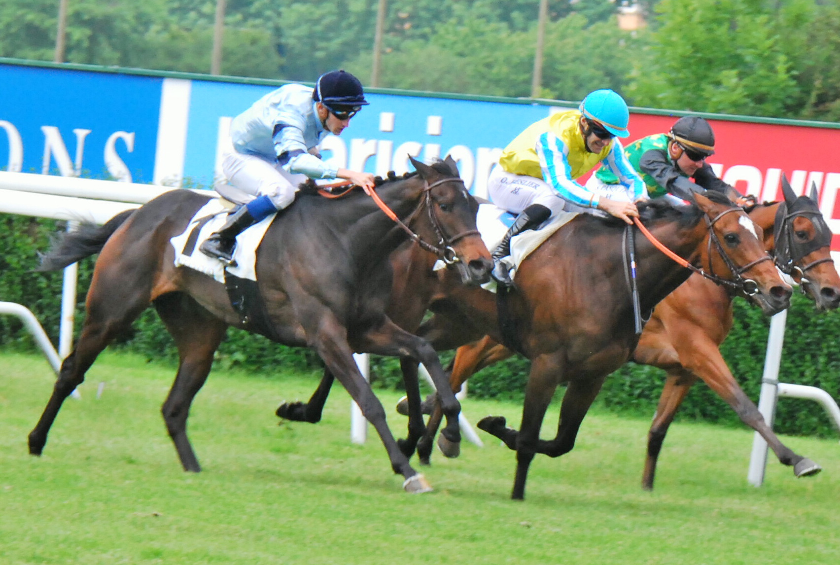Fast-finishing Luminate (Aurelian Lemaitre, left) can’t quite get on terms with winner Castellar (Olivier Peslier, centre) in the Prix Cleopatre at Saint-Cloud last month. Luminate was later disqualified and placed fifth, with Amazing Lips (far side), who crossed the line third, promoted to second. Photo: John Gilmore