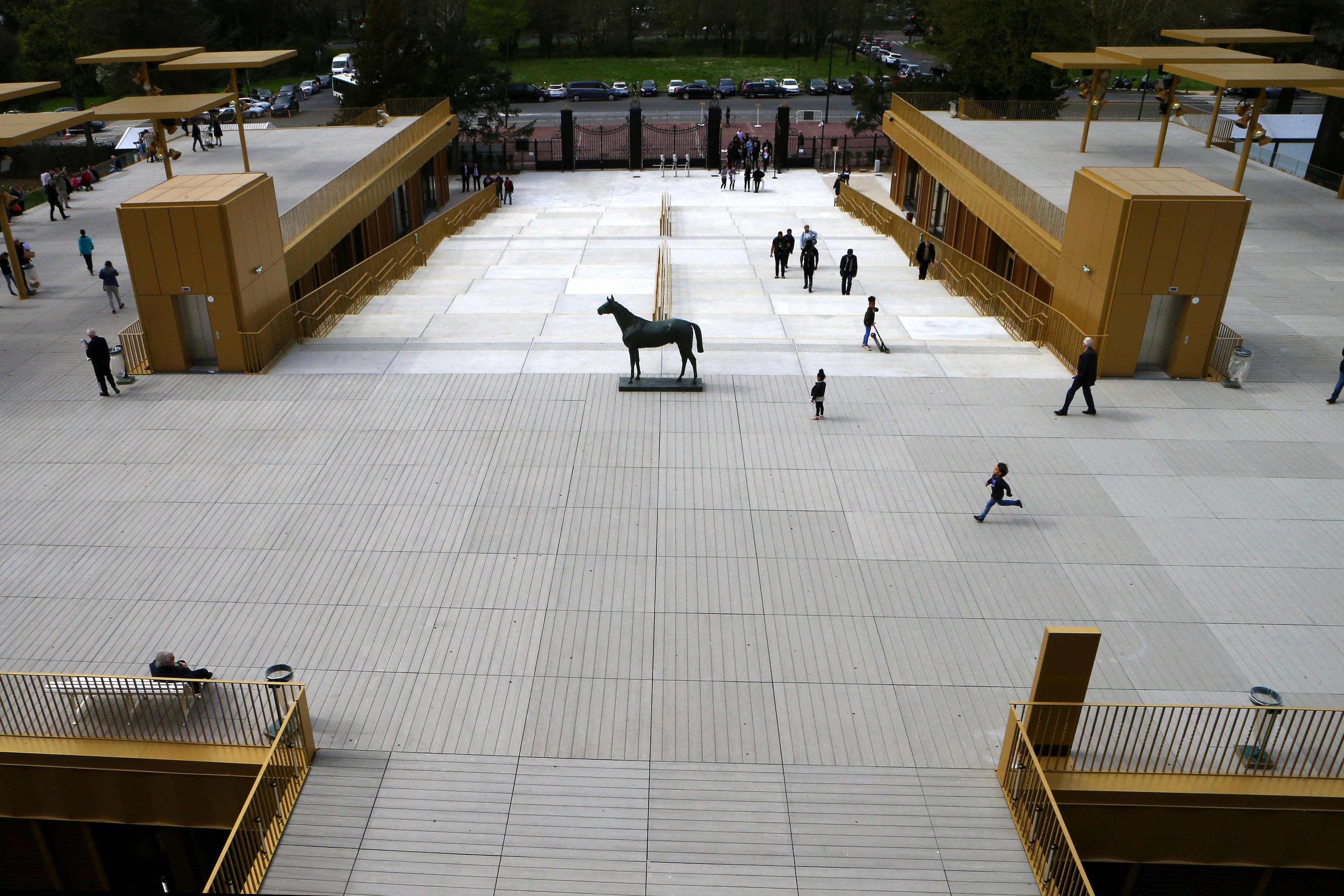 The new main entrance, with a statue of the legendary champion Gladiateur at the top of an ascending staircase. Photo: APRH