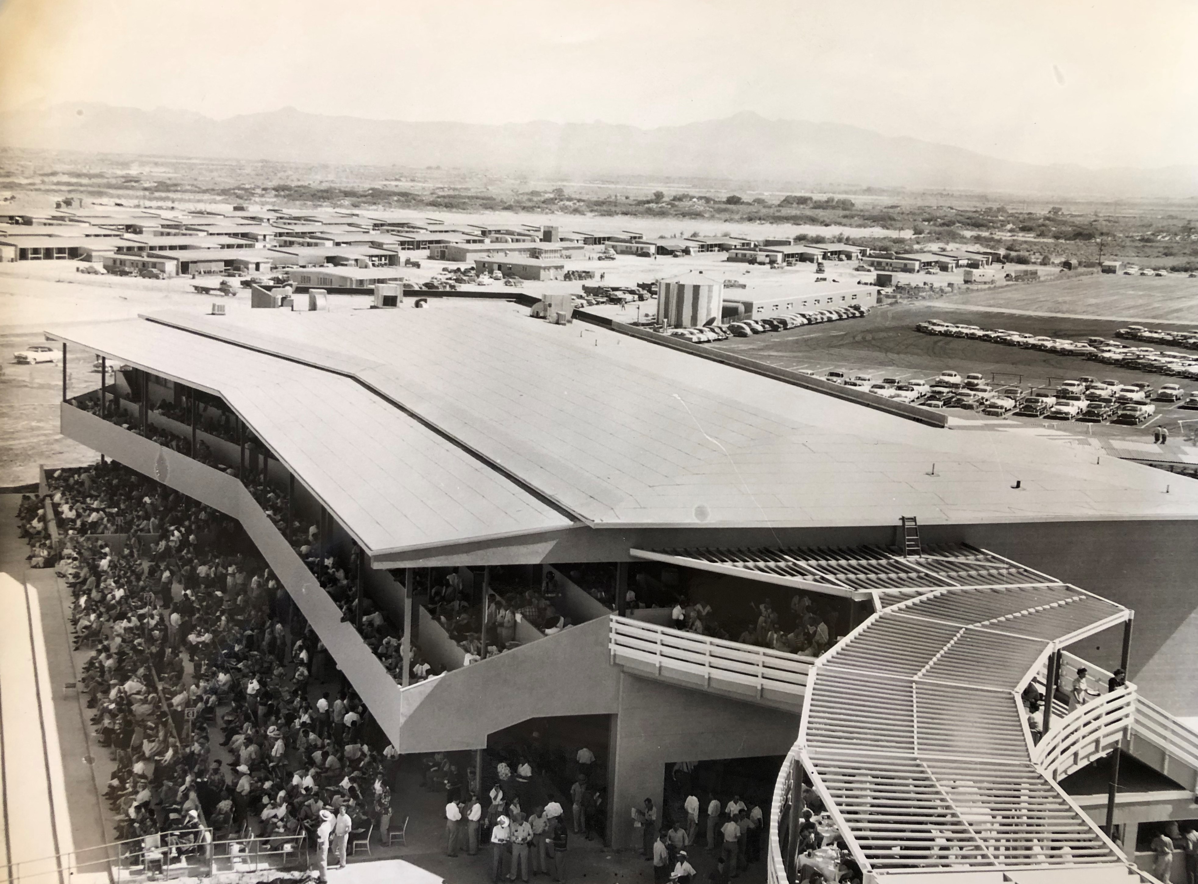 The clubhouse and turf club on one of the few race days at Las Vegas Park in 1953.  Photo: Keeneland Library Thoroughbred Times collection