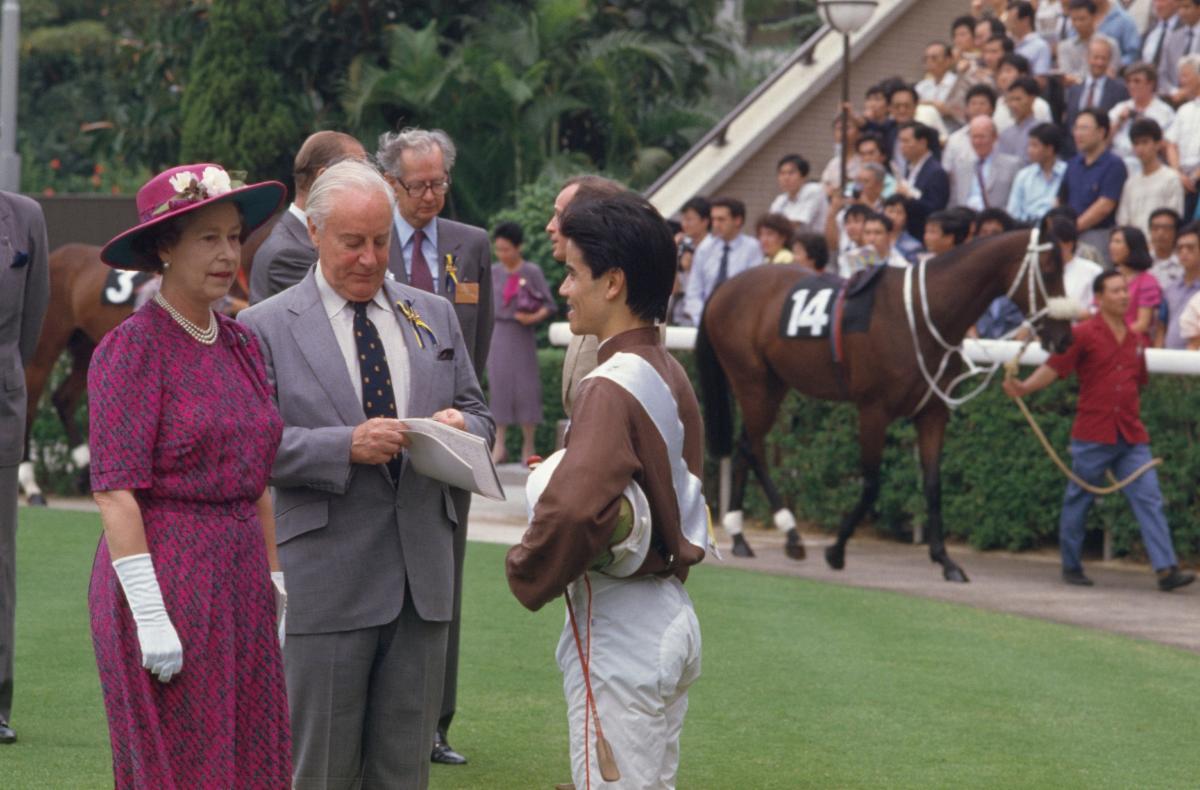Cruz with Queen Elizabeth II on QEII Cup day in 1986. Photo: Hong Kong Jockey Club