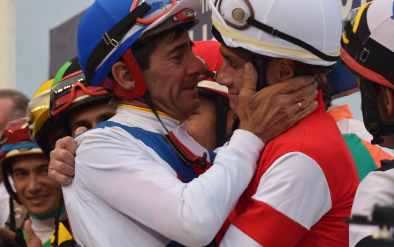 Mutual regard: Jorge Ricardo (white cap) with Uruguayan Pablo Falero, who retired in January after a career in which he rode more than 9,500 winners (putting him third on the all-time list). Photo: Julio Guimaraes