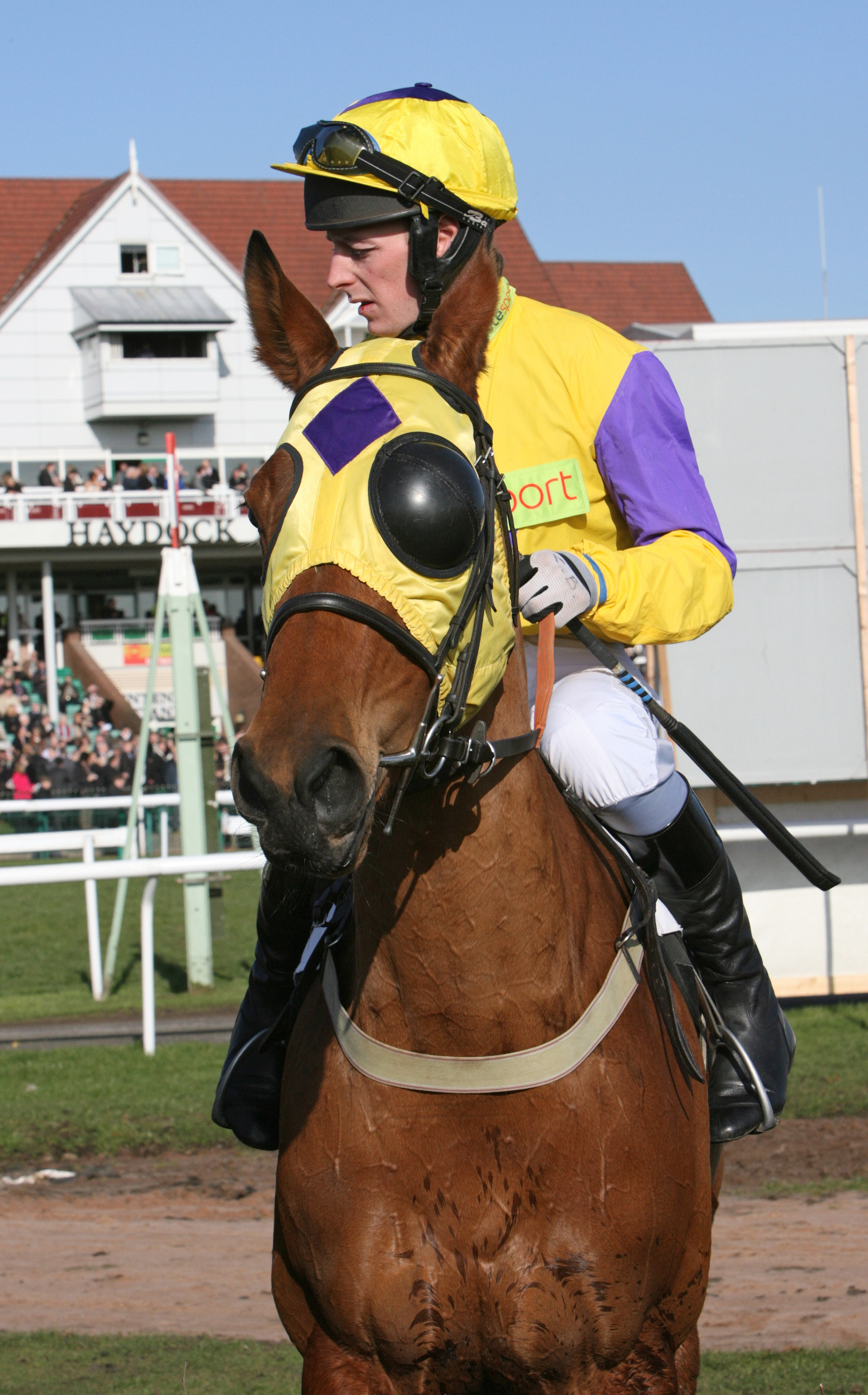 Material World (Colin Bolger) ready to race in the prestigious Grade 2 Rendlesham Hurdle at Haydock Park in February 2007. Photo: Trevor Jones/Racingfotos.com