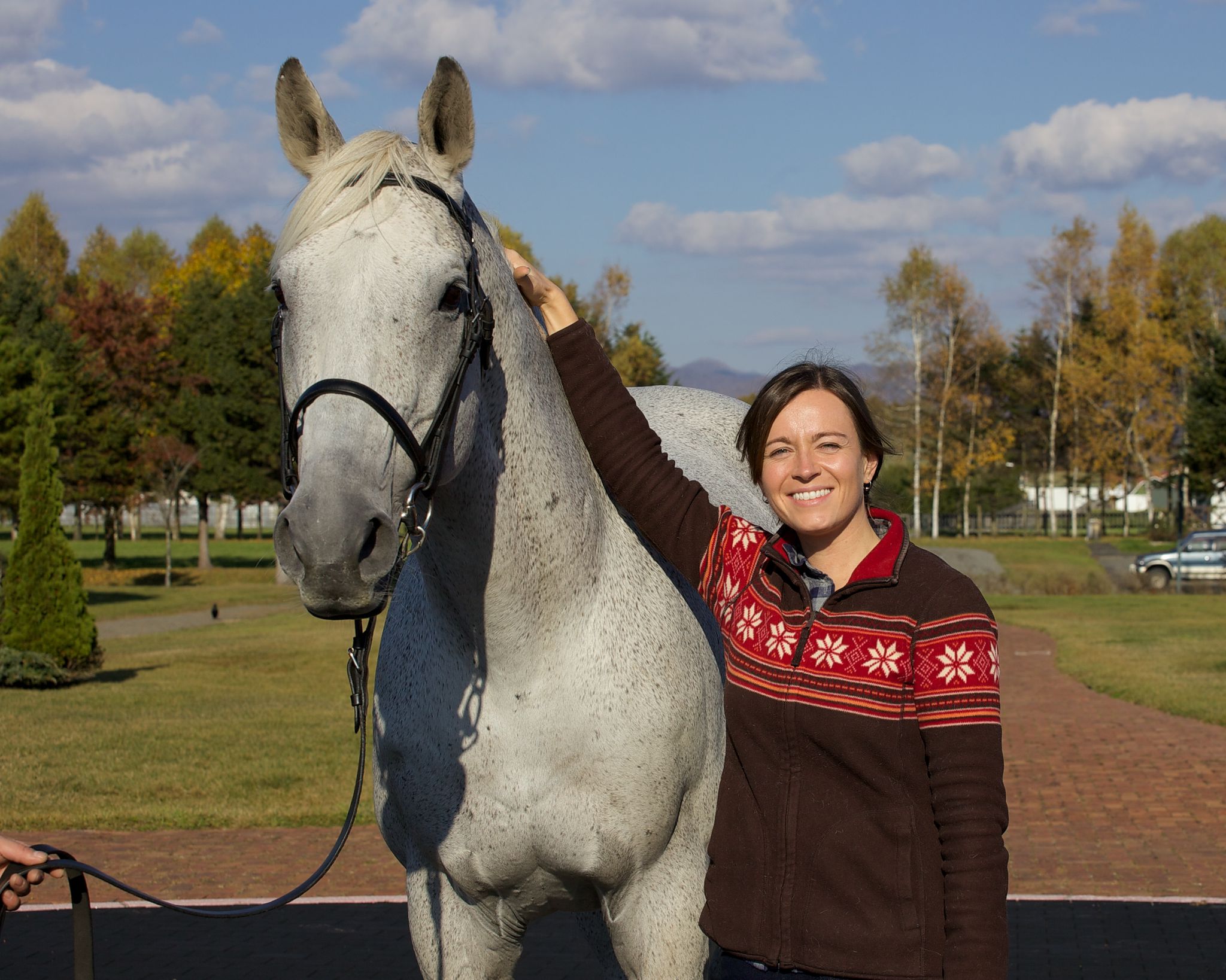 Meeting your heroes (2): Kate Hunter with her favorite horse Silver Charm on a visit to Hokkaido. Photo supplied