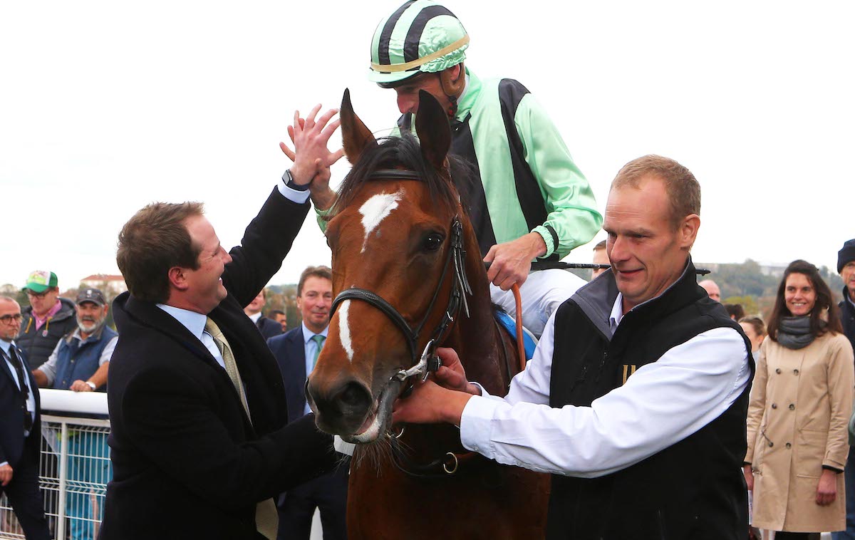 Group 1 first: James Ferguson greets El Bodegon and Ioritz Mendizabal after their success in last year’s Criterium de Saint-Cloud. Photo: Dyga / focusonracing.com