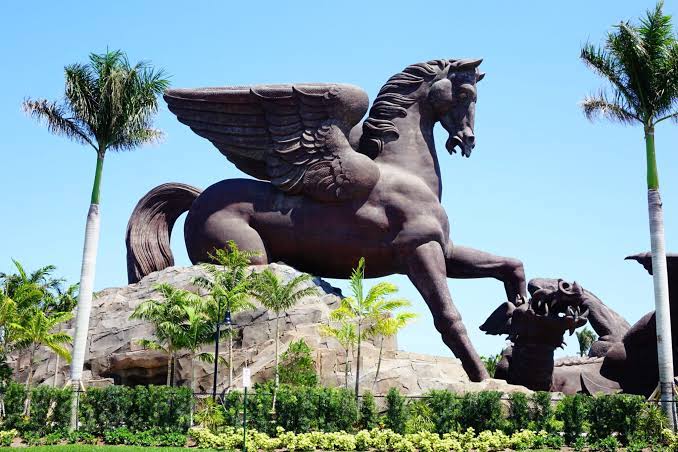 Pegasus and Dragon: Second tallest statue in US. Photo: Wikimedia Commons