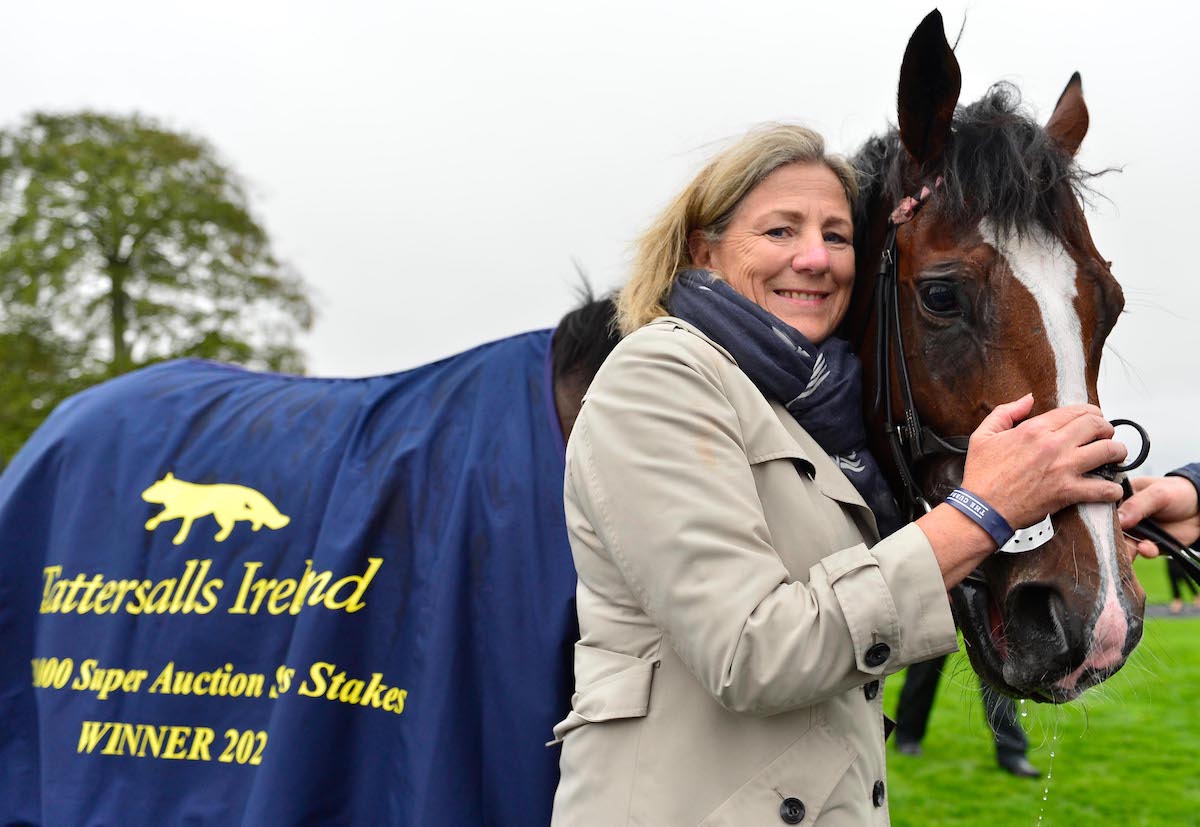 Money-spinner: Streets Of Gold and trainer Eve Johnson Houghton after winning the €250,000 Tattersalls Ireland Super Auction Sales Stakes in September 2022. Photo: Healy / focusonracing.com