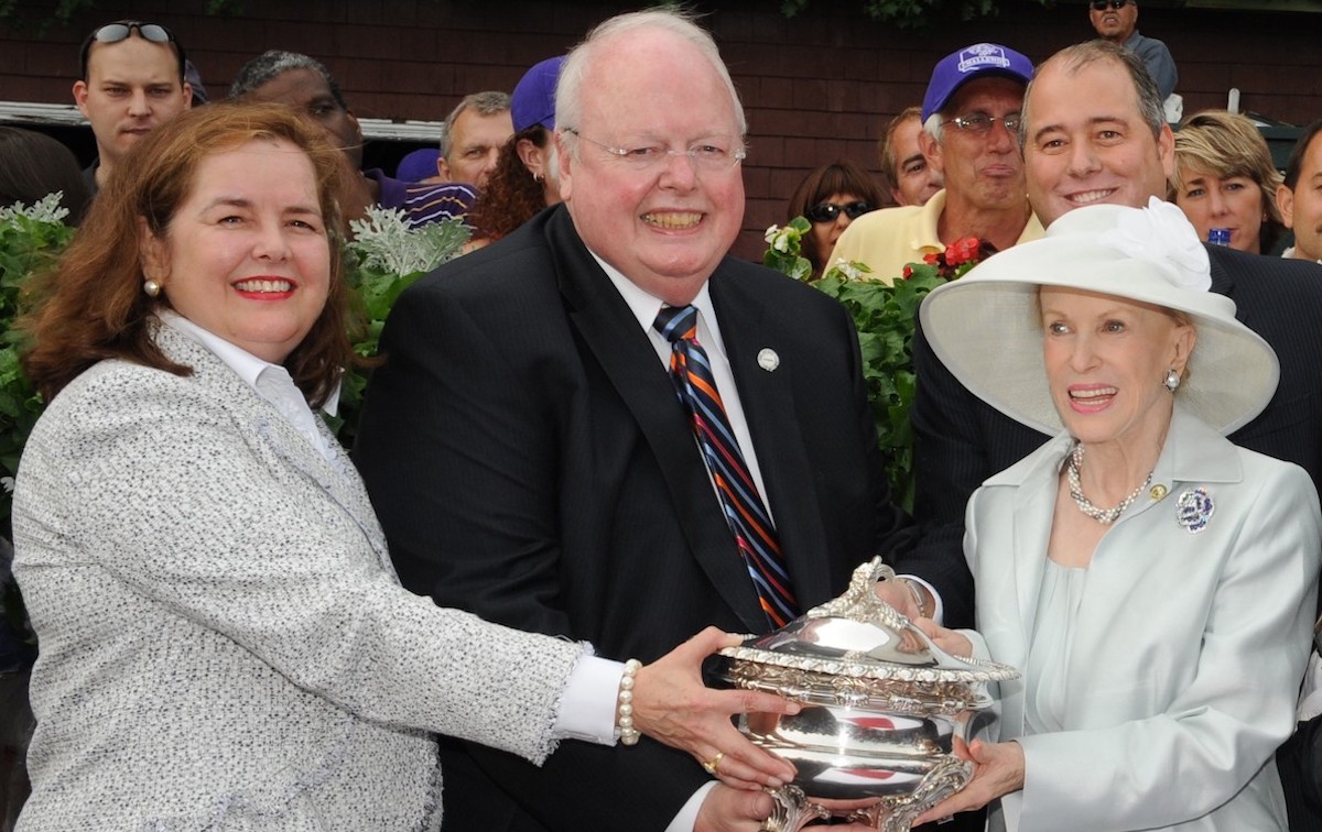 Carol and Tracy Farmer accept the Whitney trophy from Marylou Whitney herself, accompanied by husband John Hendrickson. Photo: Coglianese