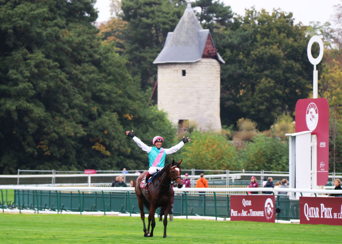 Freedom of Longchamp: Frankie Dettori arms aloft after Enable’s second Arc triumph. Photo: Dan Abraham/focusonracing.com