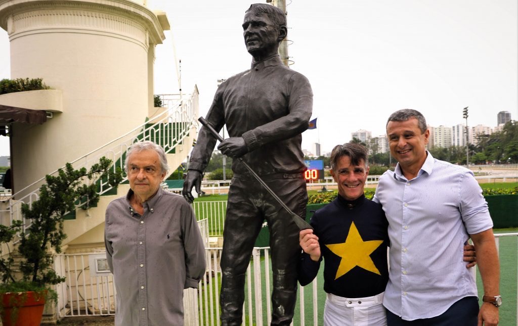 Record breaker in Rio: Jorge Ricardo at the unveiling of his statue at La Gavea. Photo: Jockey Club Brasileiro