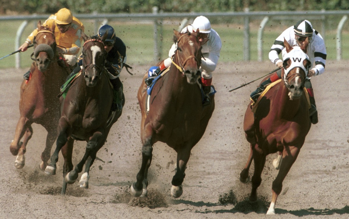 Kona Gold (center) is on his way to victory in the 2000 Ancient Title, setting the stage for the Breeders' Cup. Photo: Benoit
