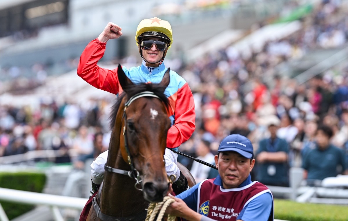 12 in a row: Zac Purton celebrates Ka Ying Rising's success in the G1 Chairman's Sprint Prize. Photo: HKJC