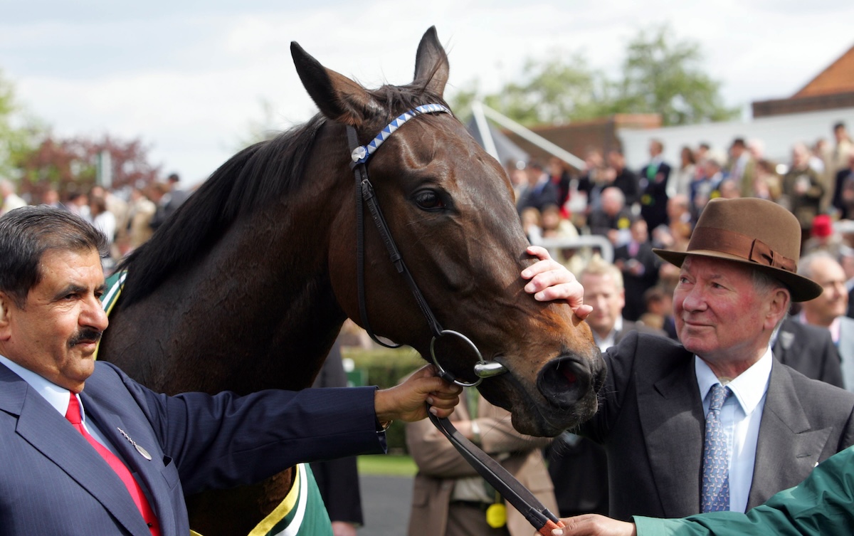 Classic winner Ghanaati with Barry Hills and owner Sheikh Hamdan after the 1,000 Guineas in 2009. Photo: Dan Abraham / focusonracing.com