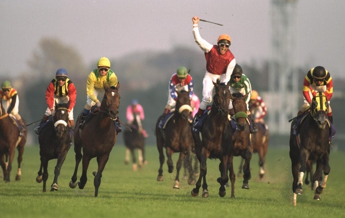 Frankie Dettori celebrates Singspiel's victory in the 1996 Japan Cup over Arc winner Helissio (in the gold) among others. (Anton Want photo)