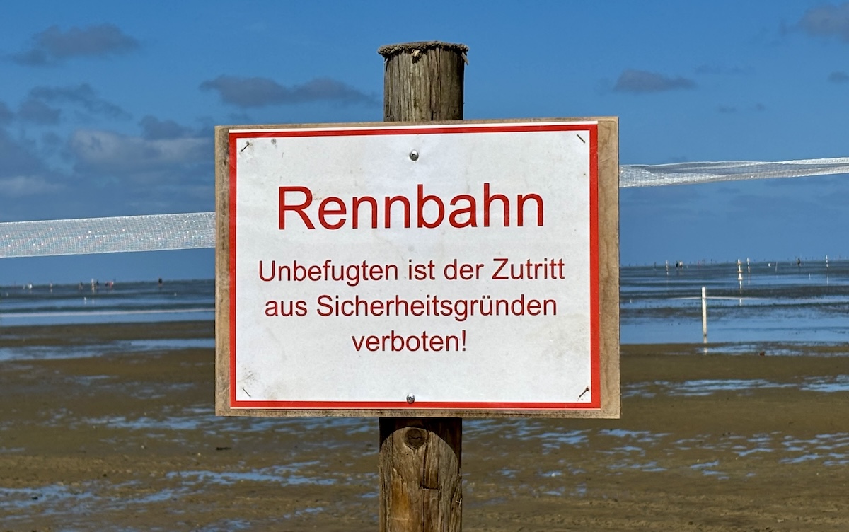 A sign warning spectators to stay off the course