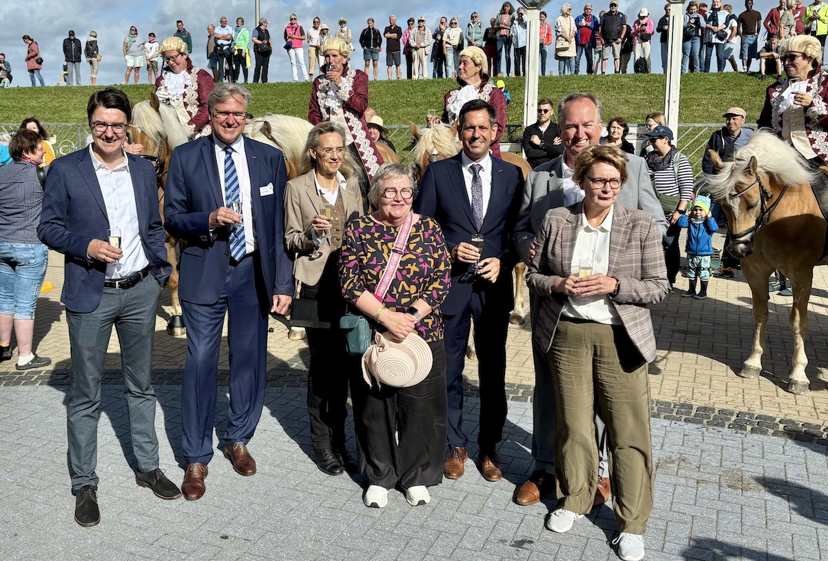 Delegates gathered outside the Strandhotel Duhnen, including Jos van der Meer (second left) and minister-president Olaf Lies (third right)