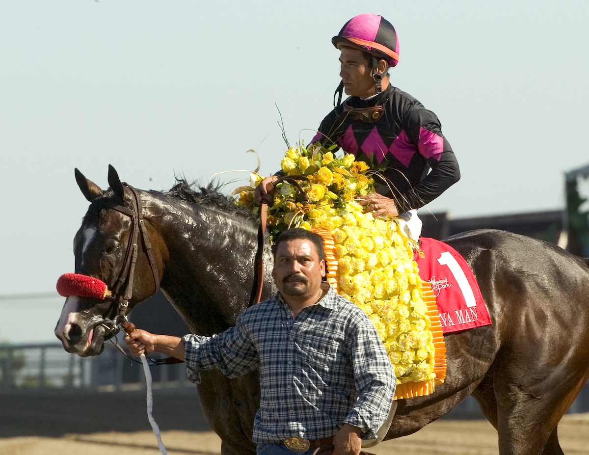 Corey Nakatani and groom Noe Garcia take a bow with their horse after winning the 2006 Hollywood Gold Cup. (Benoit photo)