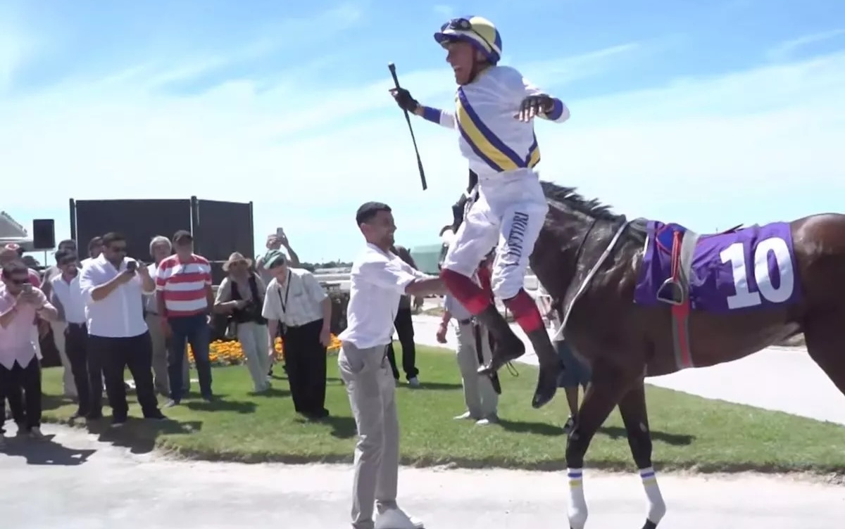 Crowd pleaser: Frankie Dettori wows onlookers at Maronas in Montevideo. Photo: youtube