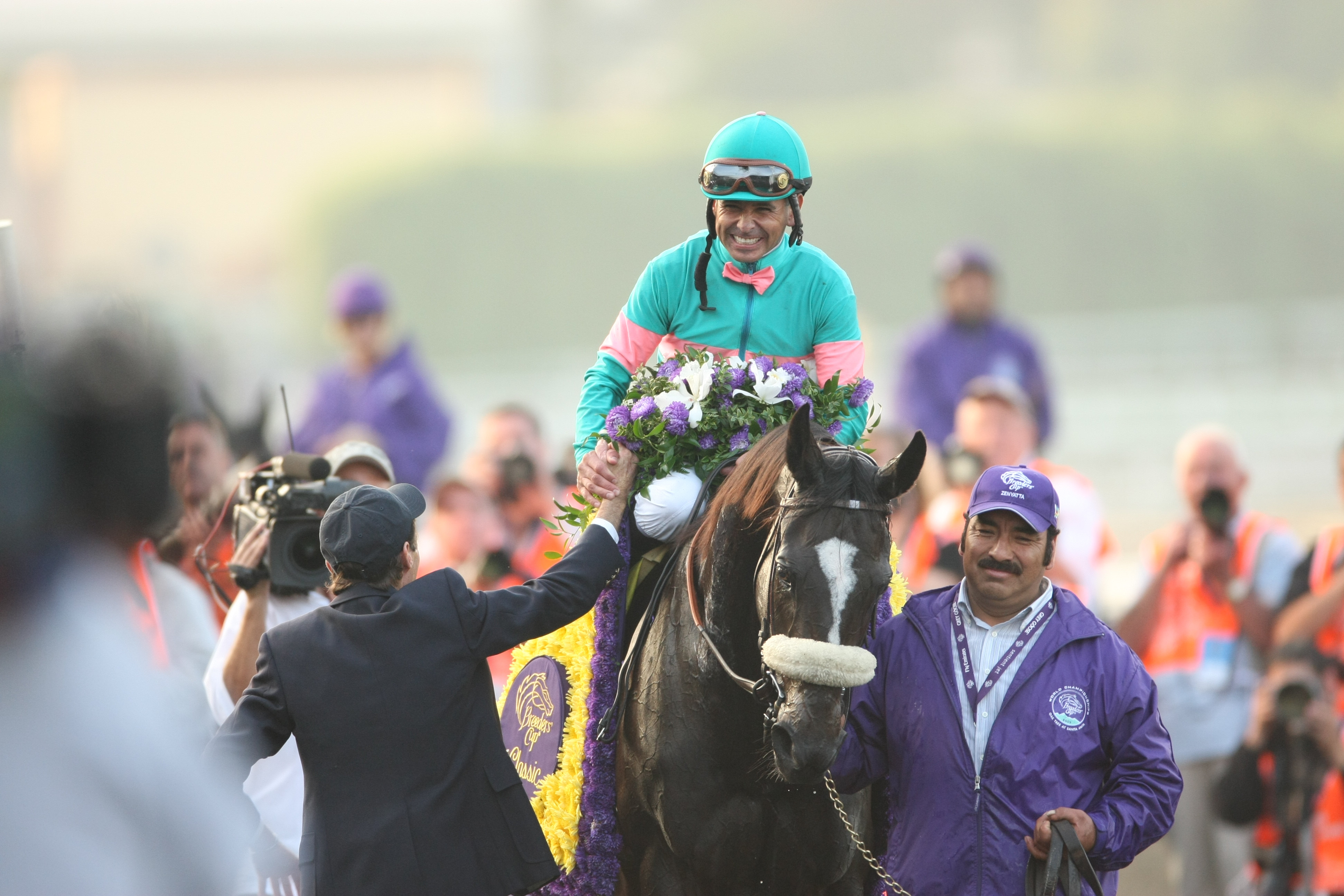 Zenyatta at the Breeders’ Cup. “John Shirreffs had more than the proverbially longed-for one good horse,” writes Dennis. “Many more. And also one great champion who’ll be remembered as long as horses race – just like the man who trained her.” Photo: Breeders’ Cup